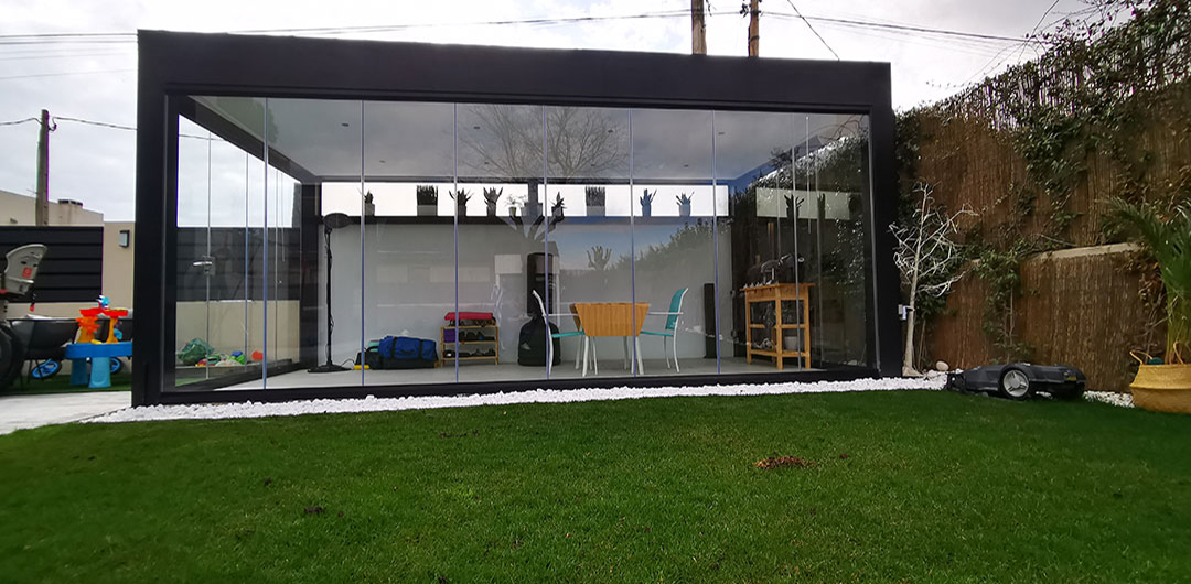 Cenador-madera-moderno-a-un-agua-con-ocultación-de-cubierta-en-lineas-rectas--y-cortinas-de-cristal