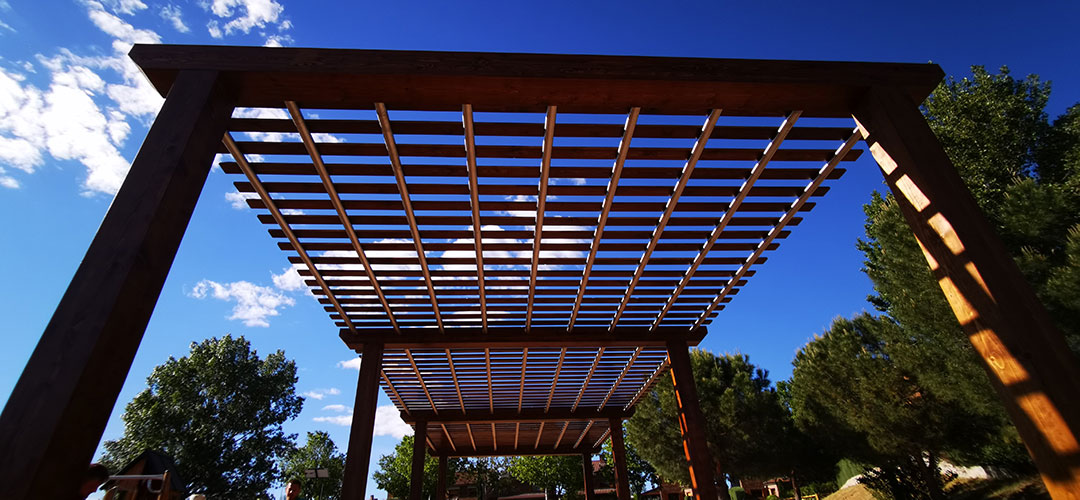 Pérgola-madera-independiente-moderna-con-tubos-de-acero-y-listones