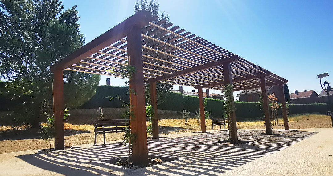 Pérgola-madera-independiente-moderna-con-tubos-de-acero-y-listones