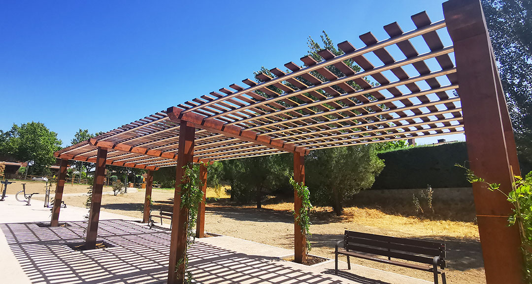Pérgola-madera-independiente-moderna-con-tubos-de-acero-y-listones