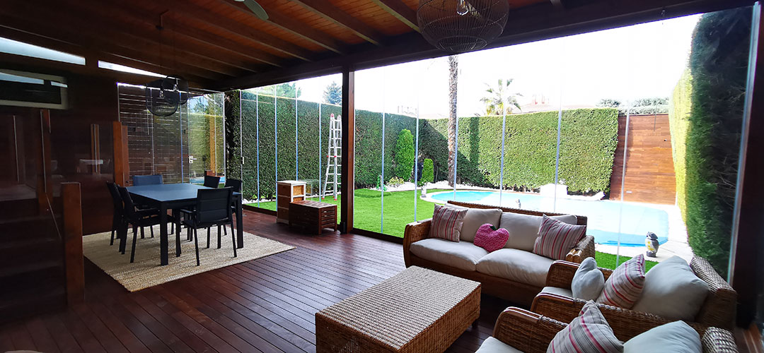 Porche-de-madera,-tarima-ipe-y-cortinas-de-cristal