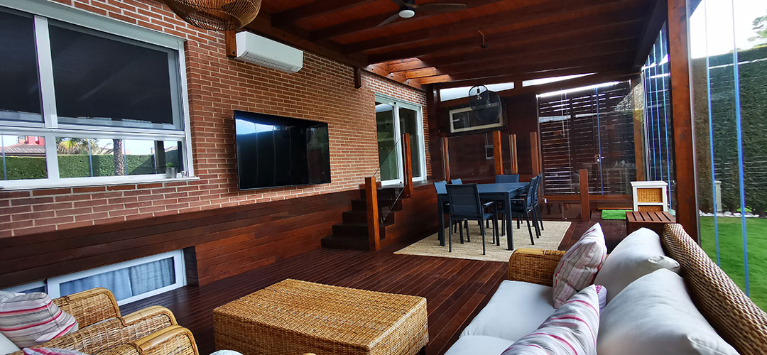 Porche-de-madera,-tarima-ipe-y-cortinas-de-cristal
