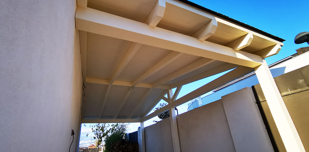 Porche-madera-adosado-a-dos-aguas-moderno-blanco