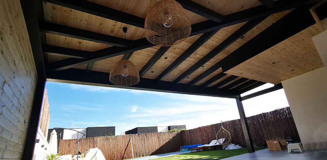 Porche-madera-adosado-a-dos-aguas-moderno-con-lineas-rectas