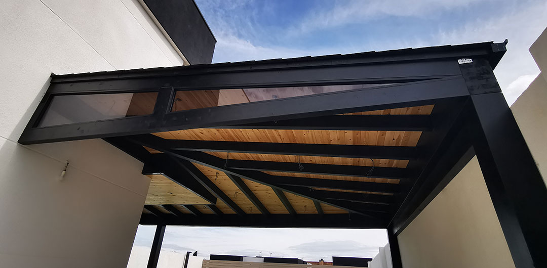 Porche-madera-adosado-a-dos-aguas-moderno-con-lineas-rectas
