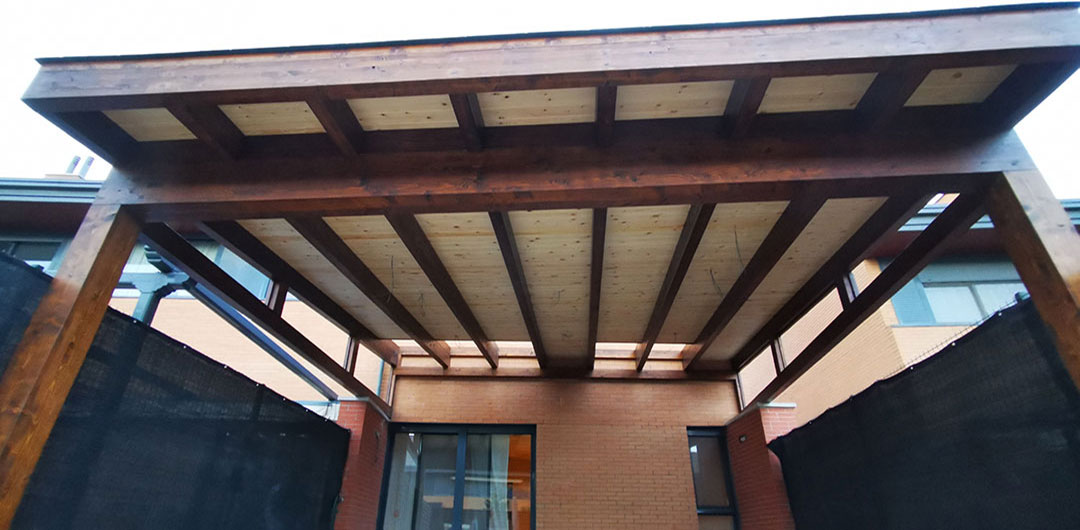 Porche-madera-moderno-con-lineas-rectas