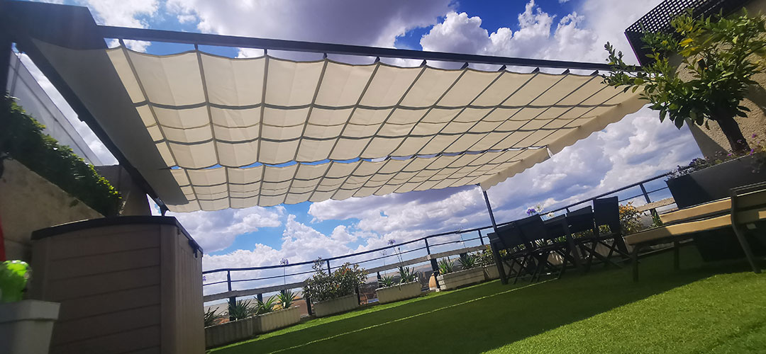 Pérgola-aluminio-con-toldos-palilleros