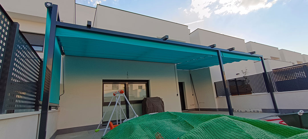 Pérgola-aluminio-100-x100-mm-con-toldos-palilleros-y-toldo-telón