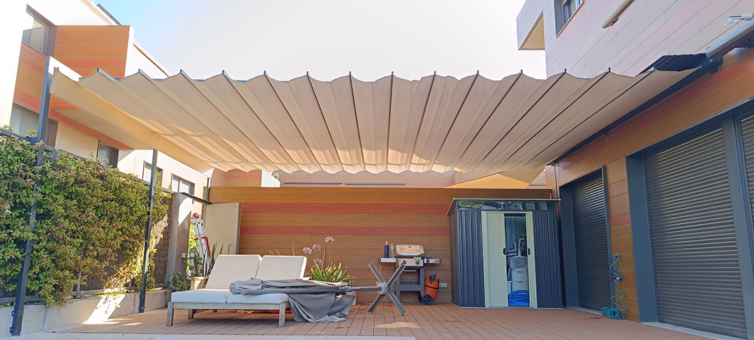 Pérgola-aluminio80x40-mm-con-toldo-palillero