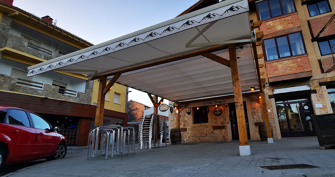 Pérgola-independiente-de-diseño-con-toldo-palillero-y-toldos-telón